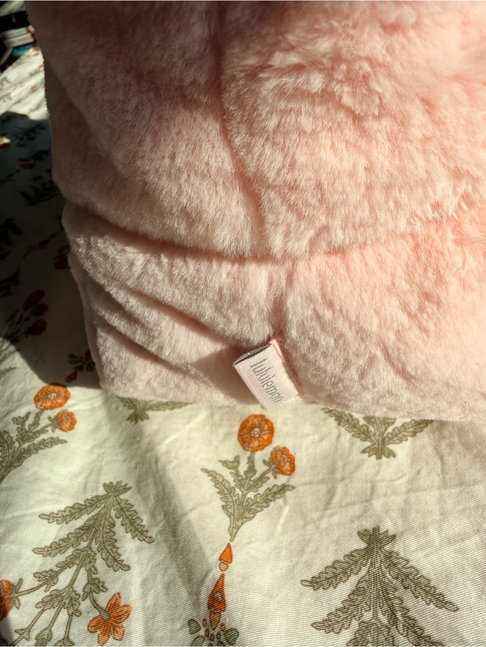 Lululemon Quilted Grid Tote Bag in Strawberry Milkshake Plush Fleece - Picture 8 of 10